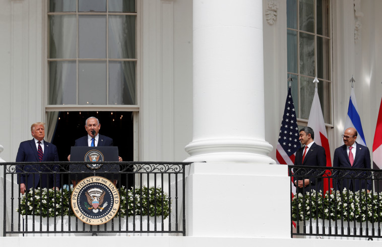 נתניהו נואם במעמד חתימת ההסכמים בבית הלבן (צילום: REUTERS/Tom Brenner)