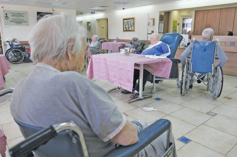 קשישים בבית אבות