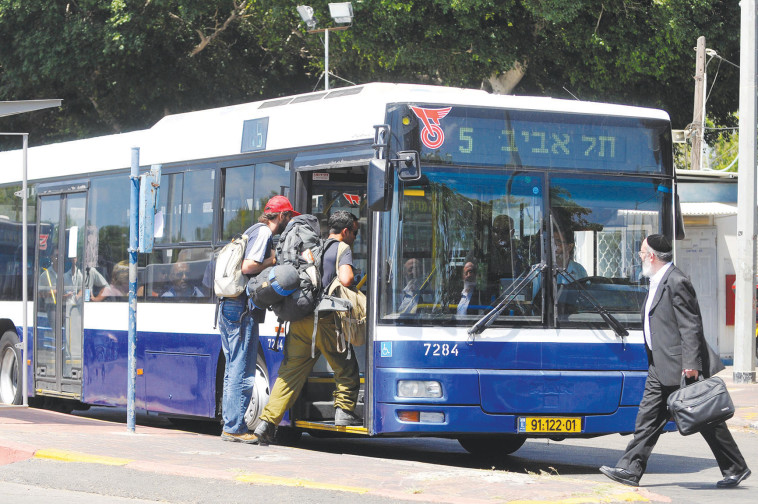 אוטובוס של דן, ארכיון (אילוסטרציה, למצולמים אין קשר לנאמר בכתבה)