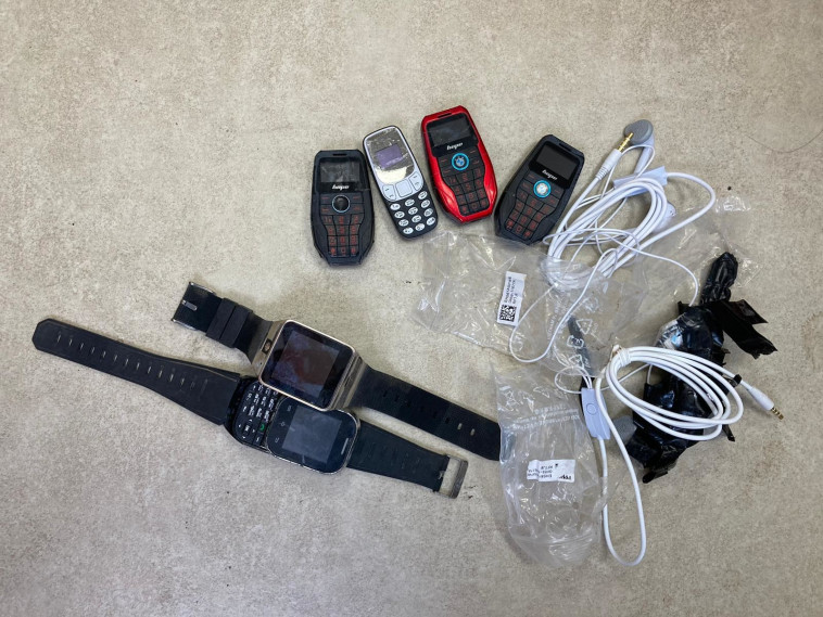 ניסיון הברחת מכשירים סלולריים לבית הסוהר (צילום: דוברות המשטרה)