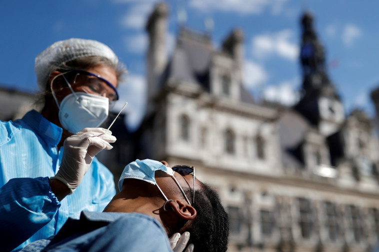 בדיקת קורונה על נוף פריז (צילום: REUTERS/Christian Hartmann)