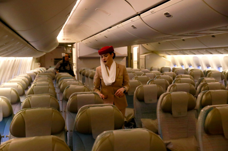 דיילת של חברת התעופה ''אמירטס''