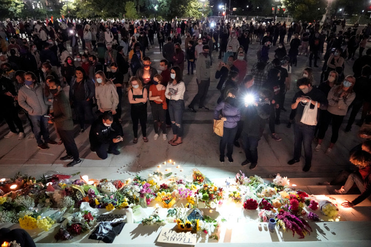 מתאבלים על מותה של רות ביידר גינסבורג מול בית המשפט העליון בוושינגטון