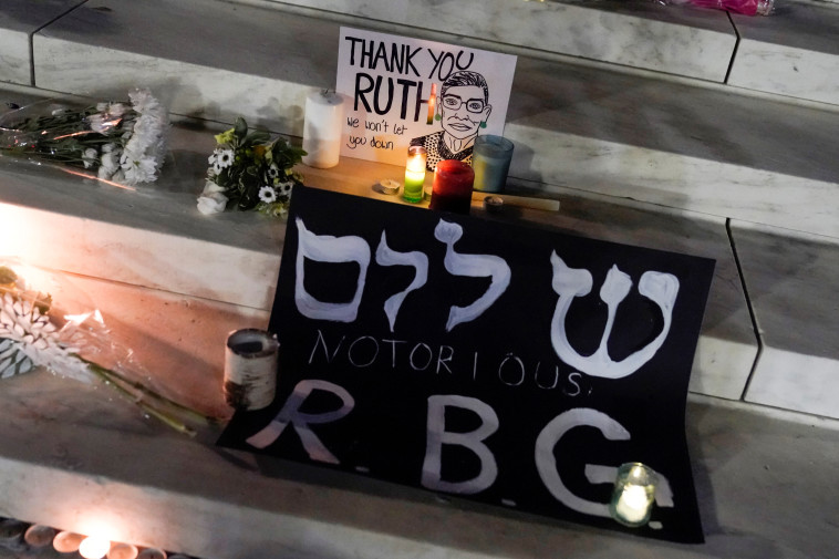 שלט ''שלום'' לזכרה של רות ביידר גינסבורג, בית המשפט העליון בוושינגטון