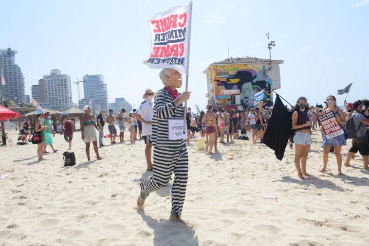 מפגינים נגד איסור הרחצה בחוף הים בתל אביב