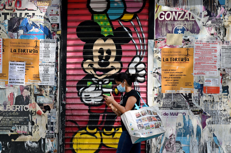 קורונה - אישה עם מסכה ברחובות מדריד