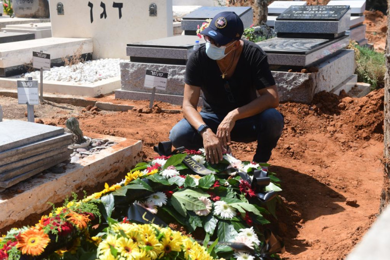 דידי הררי בהלווית אשתו 