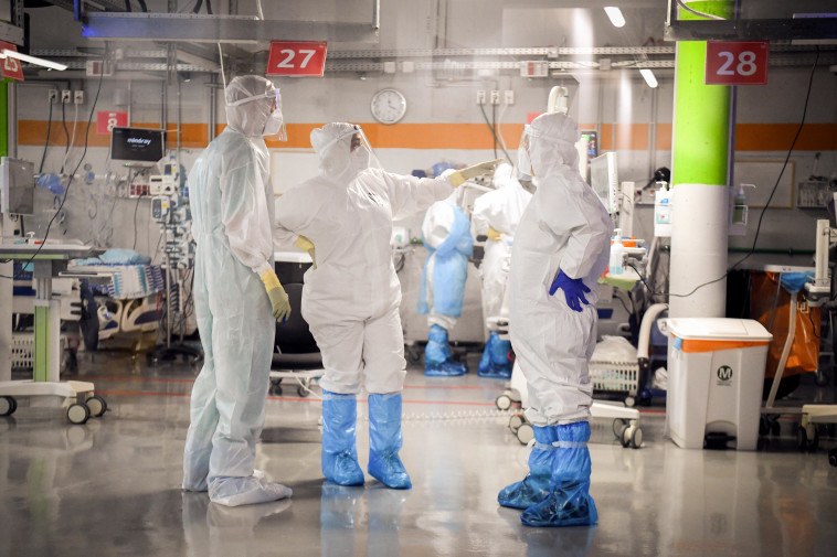 מחלקת קורונה בבית החולים תל השומר, ארכיון (למצולמים אין קשר לנאמר בכתבה)