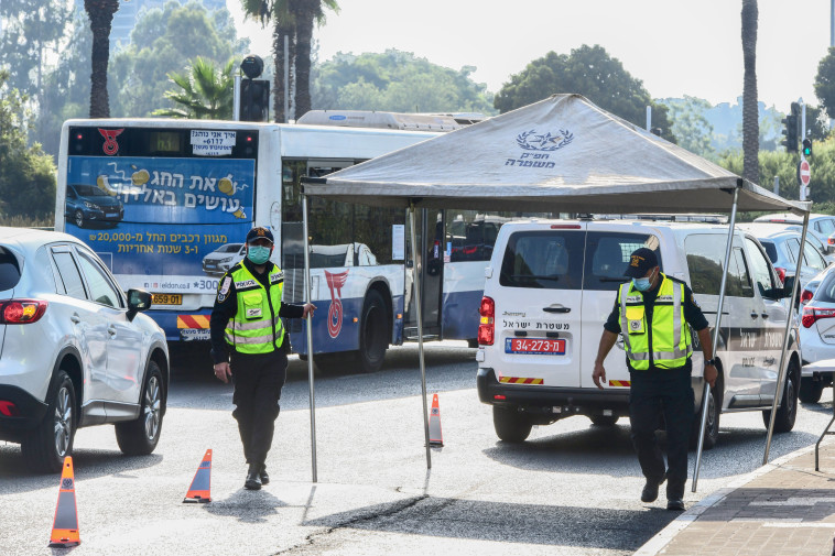 קורונה - סגר: מחסום משטרתי באזור תל אביב (למצולמים אין קשר לנאמר בכתבה)