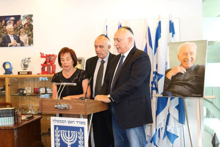 ילדיו של פרס נושאים דברים לזכרו