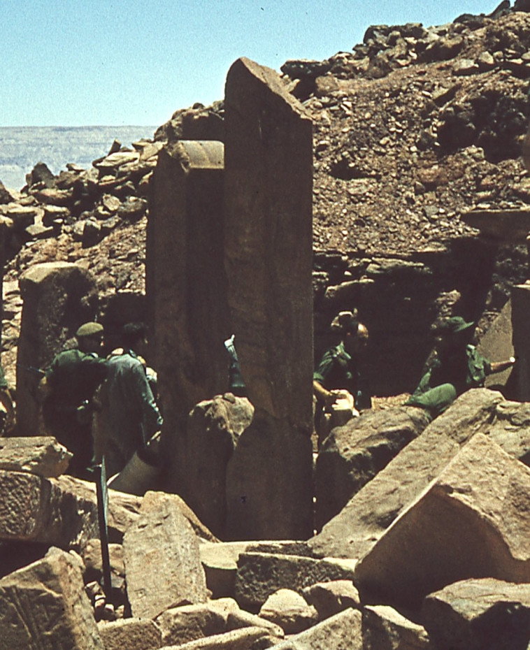 משה דיין גונב עתיקות בסיני