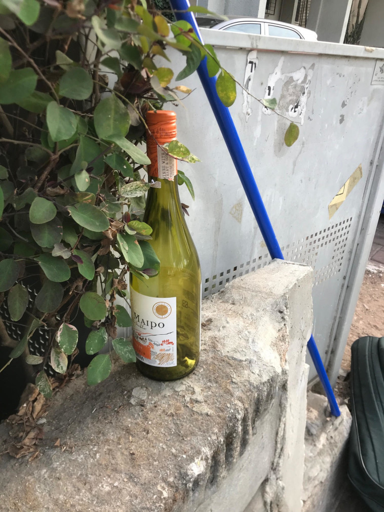 היה היה בקבוק בודד, בקצת שכונה 