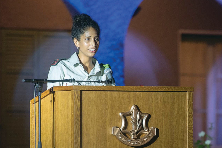 סרן הדס דניאל בטקס קצינים ונגדים מצטיינים