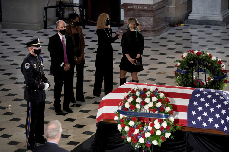 ארונה של רות ביידר גינזבורג מוצב בגבעת הקפיטול