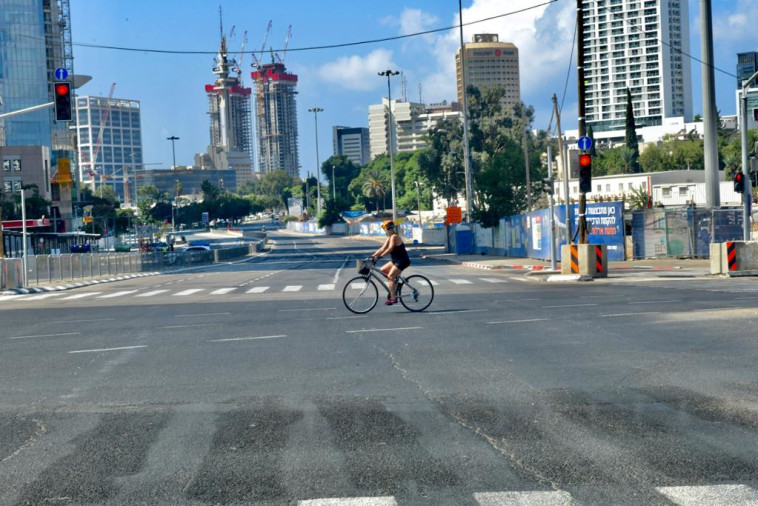 פה ושם ניתן לראות רוכבי אופניים בודדים