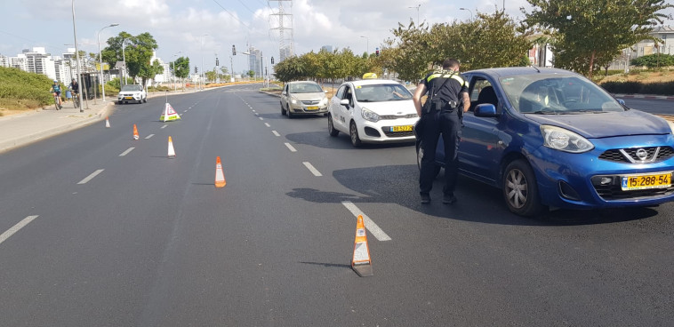 המשטרה אוכפת את ההנחיות בפתח תקווה
