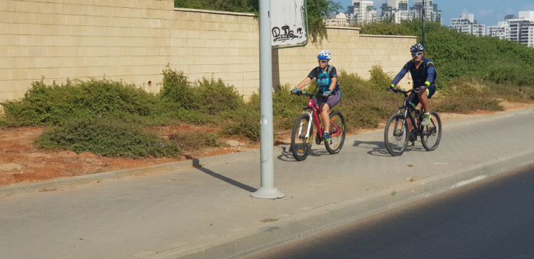 רוכבי אופניים בפתח תקווה