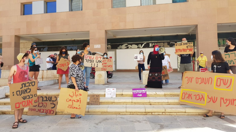 מפגינות מול בית המשפט בבאר שבע
