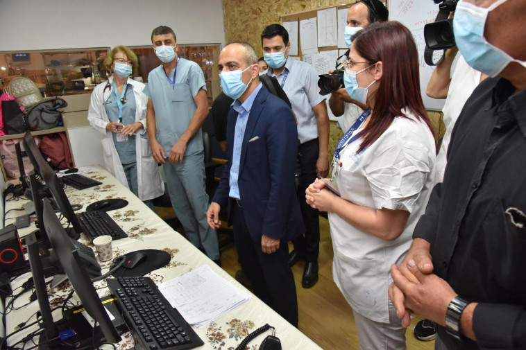 רוני גמזו בביקור בבית החולים זיו (צילום: מגן ישראל)