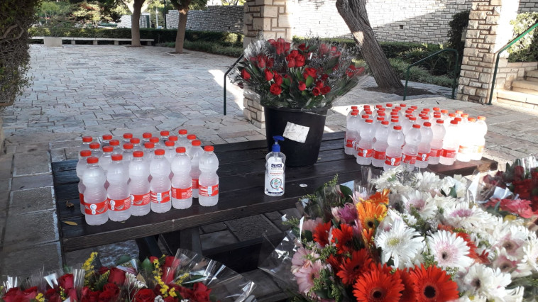 אנשי אגף הנצחה הכינו פרחים ובקבוקי מים למשפחות החללים