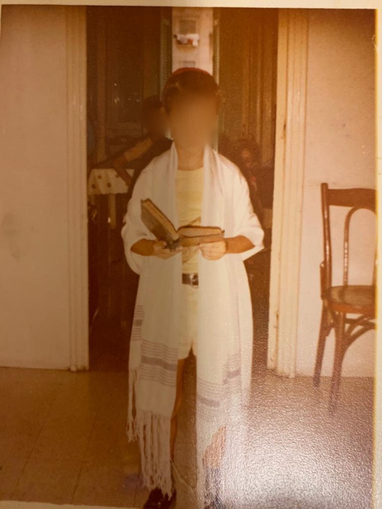 חוקר המודיעין י' בילדותו 