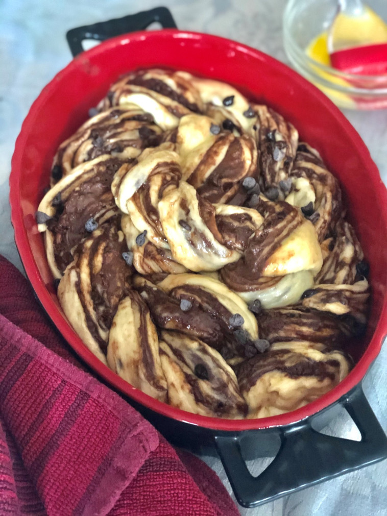 במילוי שוקולד, ריבות, תפוחים או פרג. עוגת שמרים קראנצ'ית (צילום: פסקל פרץ-רובין)