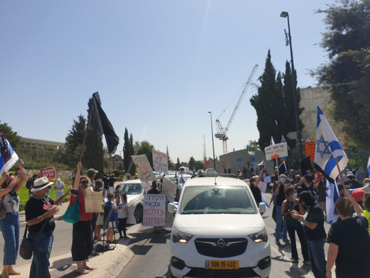 שיירת הרכבים מגיעה למשכן הכנסת