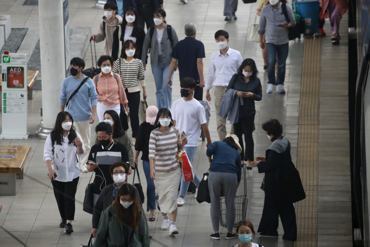 People with a mask in South Korea (Photo: Chung Sung-Jun / Getty Images)