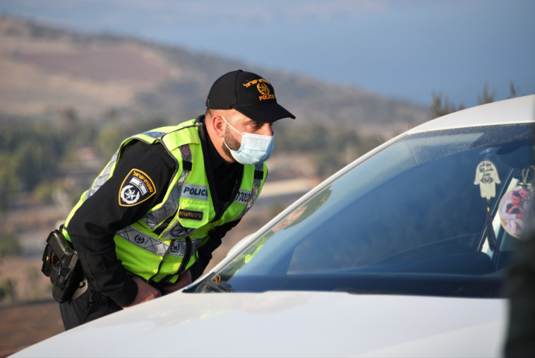 קורונה - מחסומים לאכיפת הסגר הכללי (למקום ולמצולמים אין קשר לנאמר בכתבה)