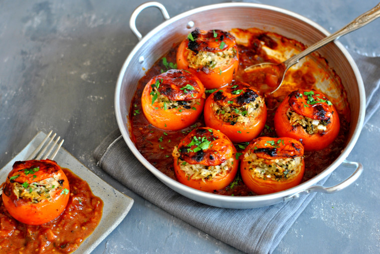 עגבניות ממולאות באורז ועשבי תיבול