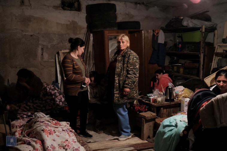 נשים אזריות מסתתרות במקלט מחשש להפצצות (צילום: Defence Ministry of Azerbaijan/Handout via REUTERS)