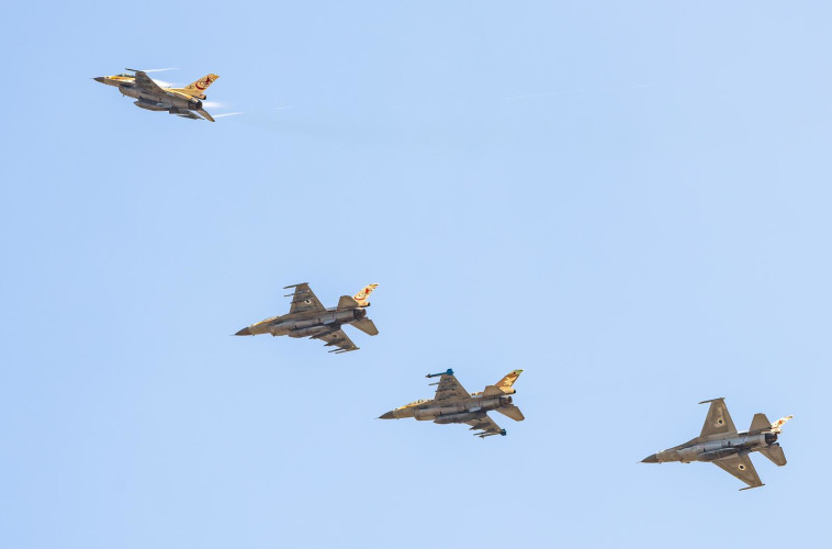 מפגן אווירי לרגל סגירת טייסת 117