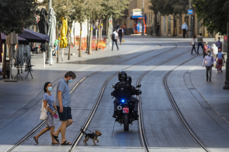 קורונה - אנשים עם מסכה ברחובות ירושלים (למצולמים אין קשר לנאמר בכתבה) (צילום: מרק ישראל סלם)