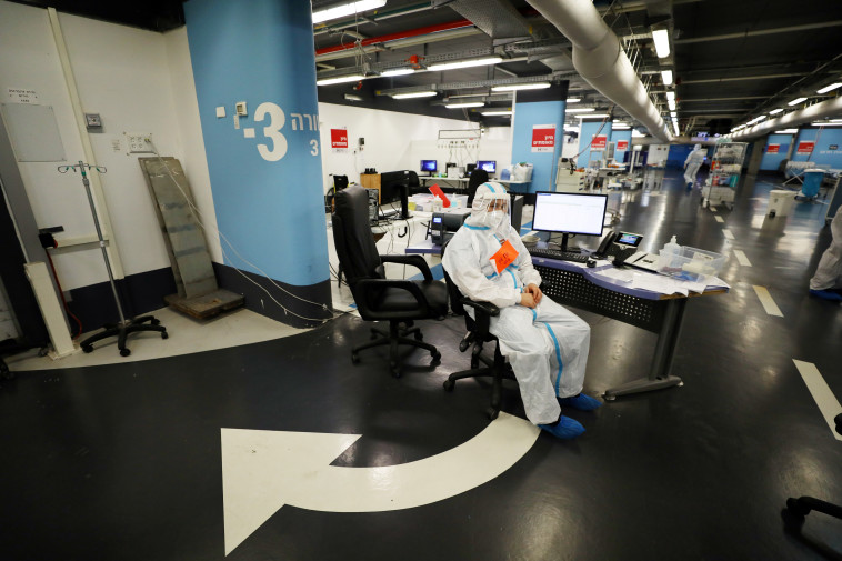 מחלקת הקורונה בחניון של בית החולים רמב''ם (למצולמים אין קשר לנאמר בכתבה)