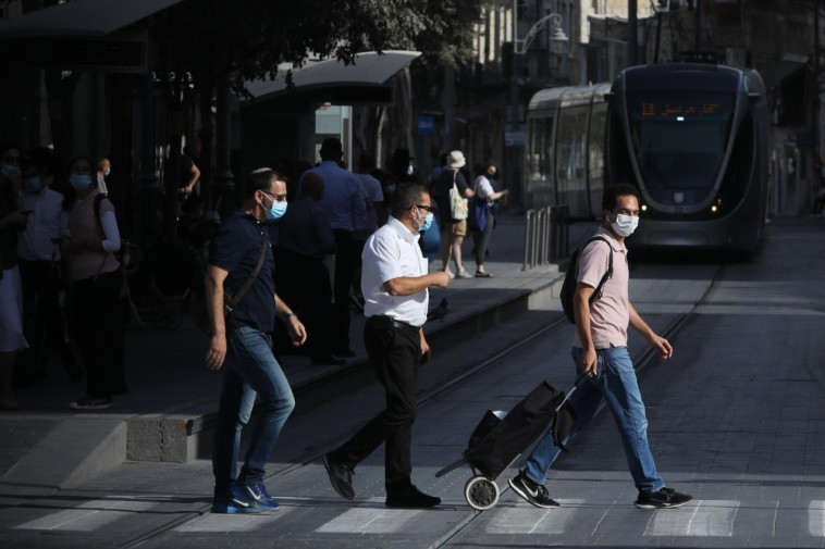 אנשים עם מסכה ברחובות ירושלים, ארכיון