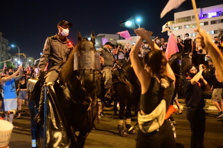מפגינים מול שוטרים ברחוב הרכבת בת''א