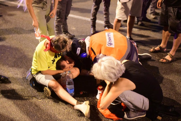 אחת המפגינות שנזקקה לטיפול רפואי בהפגנה בת''א