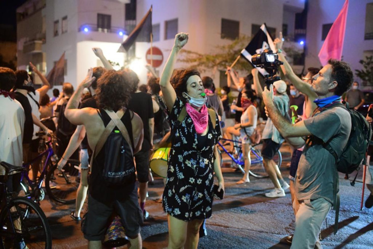 מפגינים נגד הגבלת ההפגנות בתל אביב (צילום: אבשלום ששוני)