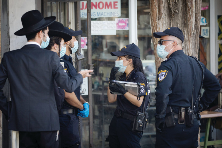 קורונה - שוטרים מחלקים קנסות
