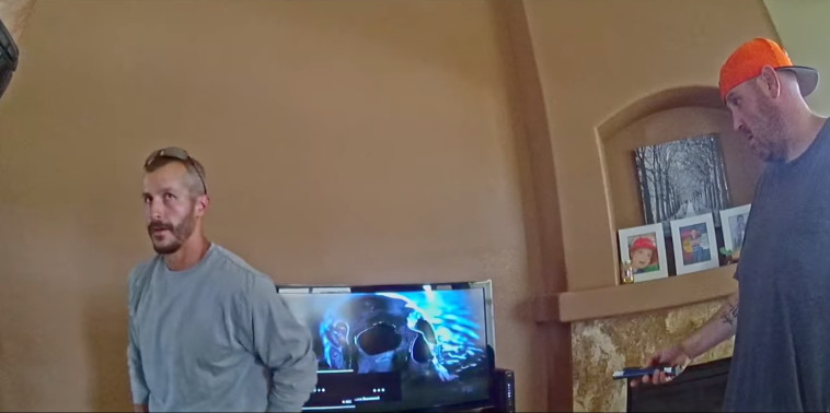 כריס ווטס בבית שכנו, לקראת צפייה במצלמת האבטחה