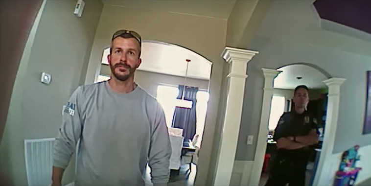 כריס ווטס בביתו דרך מצלמת גוף של שוטר