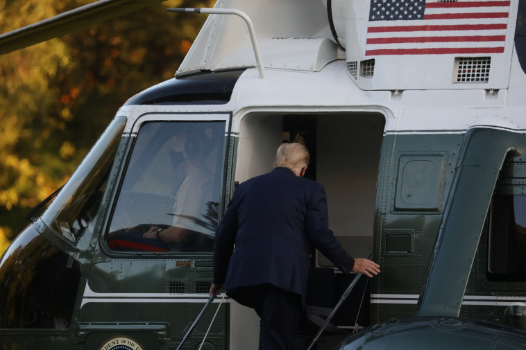 דונלד טראמפ עולה למסוק הנשיאותי בדרכו לבית החולים (צילום: REUTERS/Leah Millis)