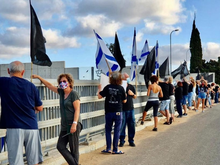 מחאת הדגלים השחורים נמשכת 