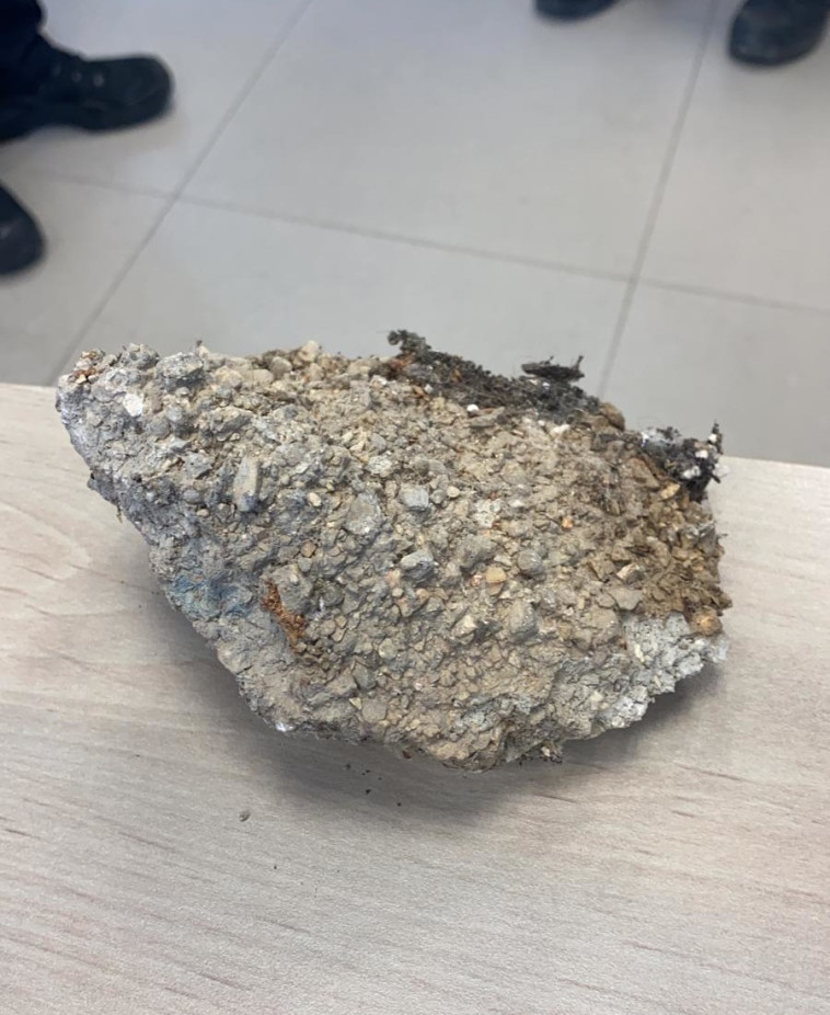 הבלוק שלפי החשד הושלך לעבר השוטר