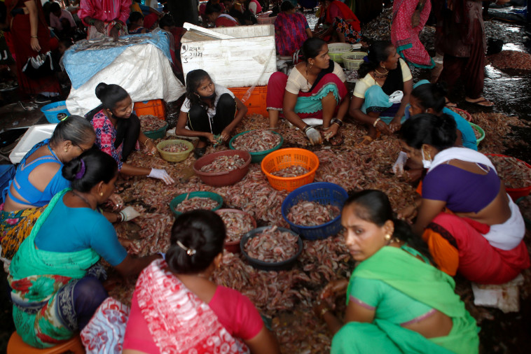 הודו: נשים עובדות בשוק במומביי בימי הקורונה