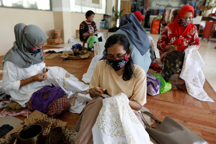 אינדונזיה: נשים עובדות ברקמה על שמלות בג'קרטה