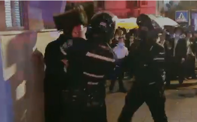 עימותים בין חרדים לשוטרים בבני ברק (צילום: צילום מסך מתוך הסרטון של ישראל סנדורסקי)