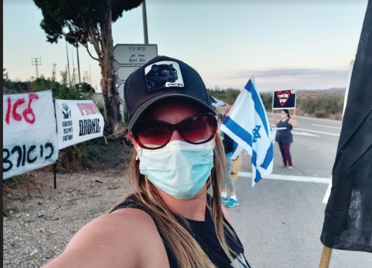 עינב אוחיון בהפגנה בקיבוץ בית ניר