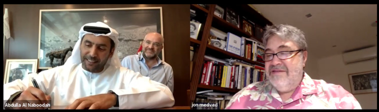 ג'ון מדבד, מייסד ומנכ''ל OurCrowd, ועבדאללה סעיד אלנבודה, בעלי קבוצת אלנבודה, חותמים על ההסכם