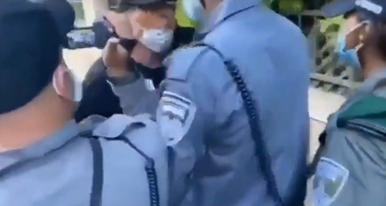 אמיר השכל מתעמת עם השוטרים (צילום: רשתות חברתיות)